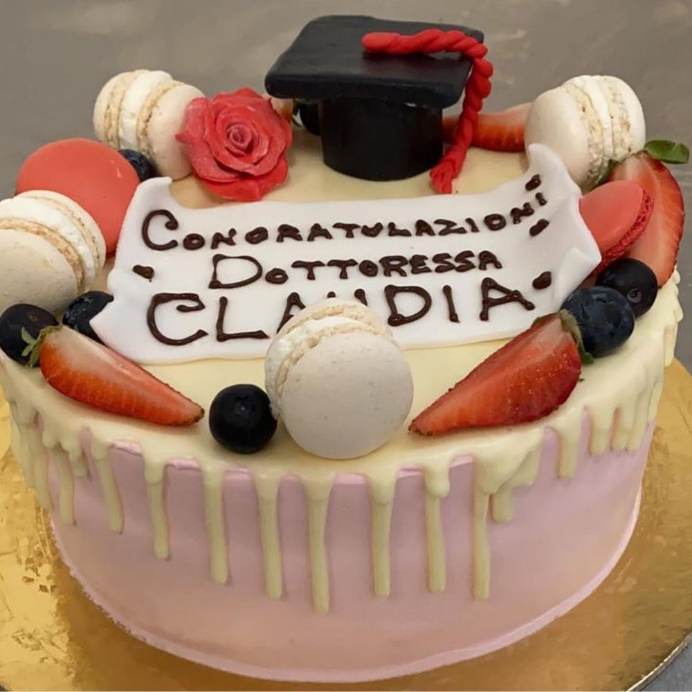 Torta per festa di laurea con macaron