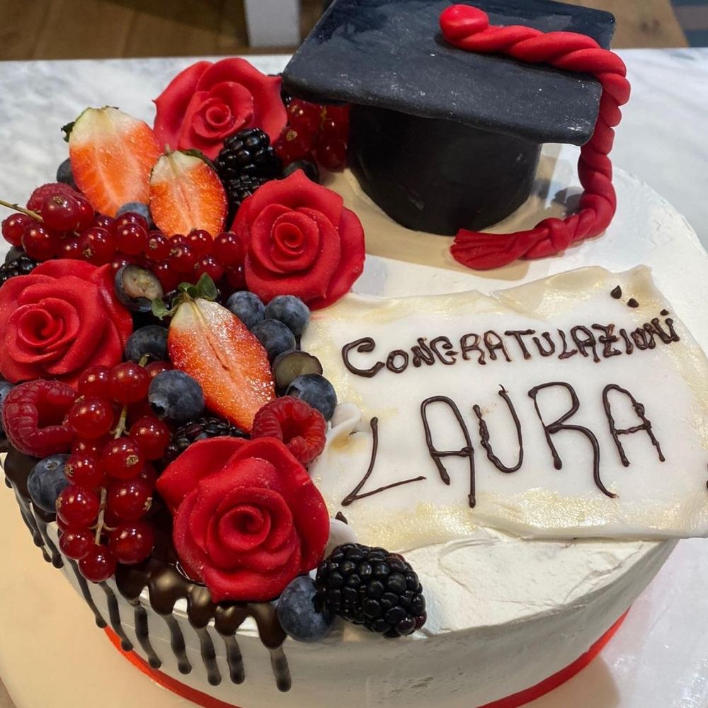 Torta di laurea con scritta "Congratulazioni"
