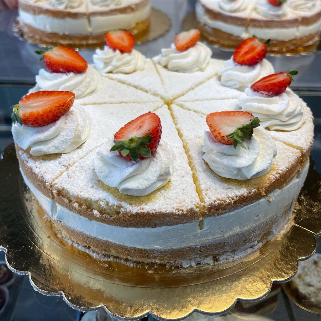 Torta con fragole e panna